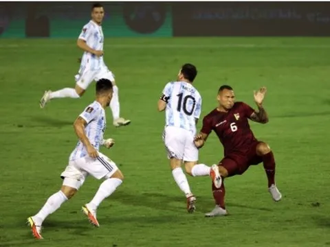 Messi nằm sân đau đớn sau pha vào bóng thô bạo của cầu thủ Venezuela