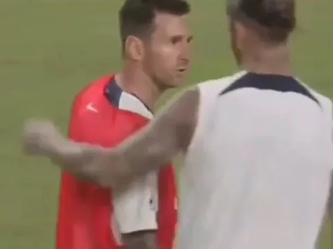 Ramos tắc bóng, Messi lườm mắt nổi giận