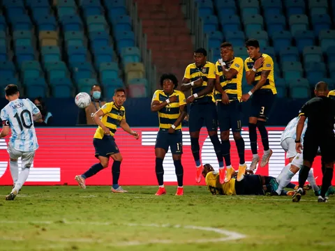 Messi sút phạt đẳng cấp, Argentina thắng hủy diệt Ecuador
