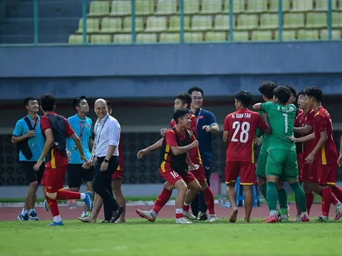 Messi Thái an ủi đàn em sau trận thua U19 Việt Nam