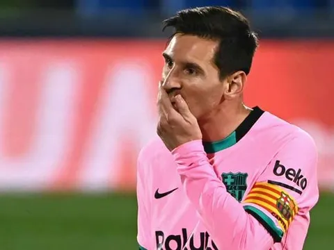 “Messi xứng đáng nhận thẻ đỏ trực tiếp”