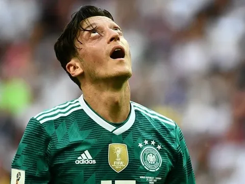 Pique, Scholes và những ngôi sao từ giã đội tuyển sớm