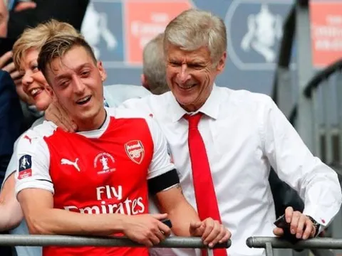 Mesut Ozil mô tả Arsene Wenger bằng 3 từ ngắn gọn