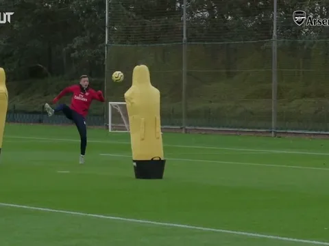 Mesut Ozil trình diễn kỹ thuật trên sân tập