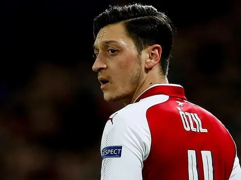 Mesut Ozil trở lại đội hình Arsenal sau 48 ngày