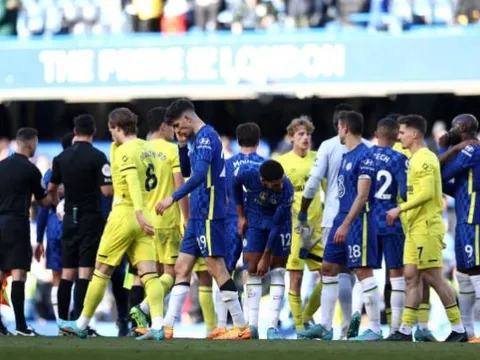 Michael Owen cảnh báo Chelsea sau trận thua Brentford