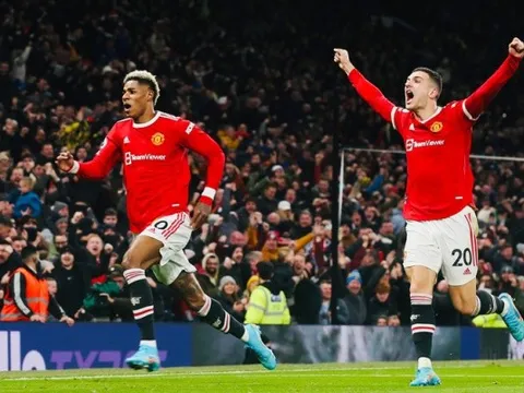 Michael Owen lo lắng cho cuộc đua top 4 của Man Utd