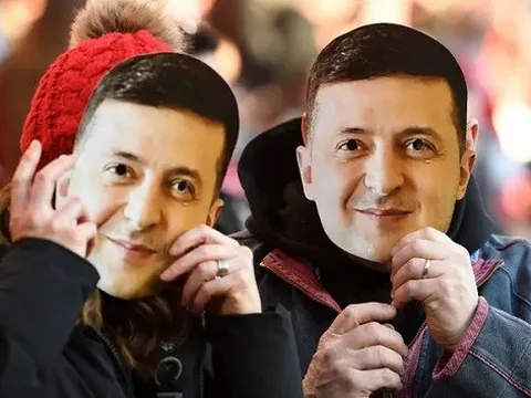 Fan Middlesbrough đeo mặt nạ tổng thống Ukraine trong trận gặp Chelsea