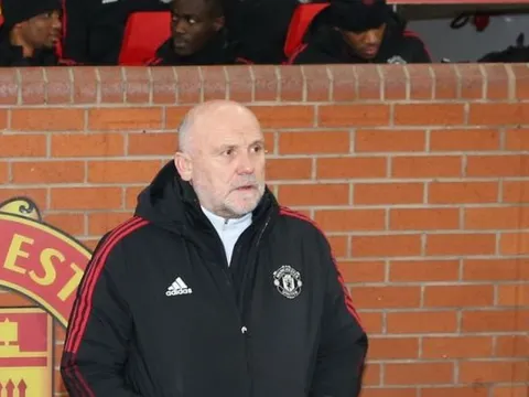 Mike Phelan đã tiến cử tiền vệ lý tưởng cho Man Utd
