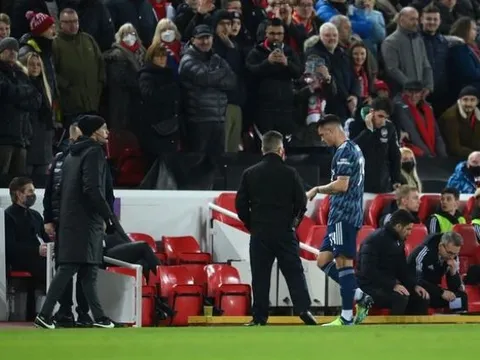 Mikel Arteta phản ứng ngay lập tức khi Granit Xhaka nhận thẻ đỏ