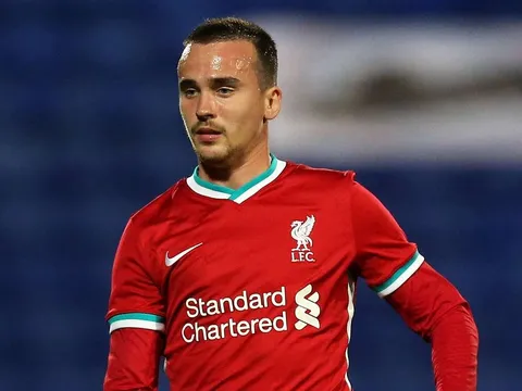 Liverpool tống khứ kẻ thừa