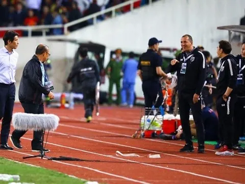 CĐV Việt Nam giận dữ, trợ lý HLV Thái Lan lên tiếng giải thích khó tin