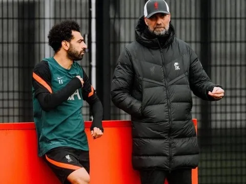 Mohamed Salah buồn thiu trong ngày trở lại Liverpool