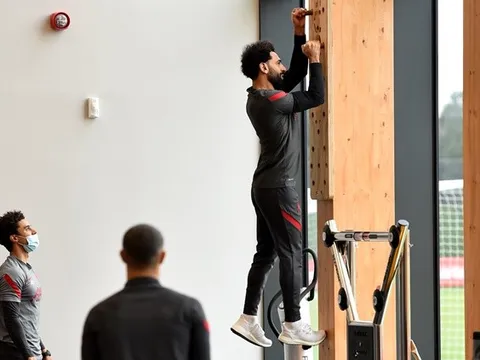 Mohamed Salah "luyện" cơ vai, đợi ngày tái đấu Sergio Ramos
