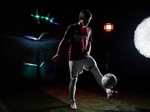 Mới đến Milan, "Pirlo 2.0" đã đắm chìm trong vinh quang và bóng tối