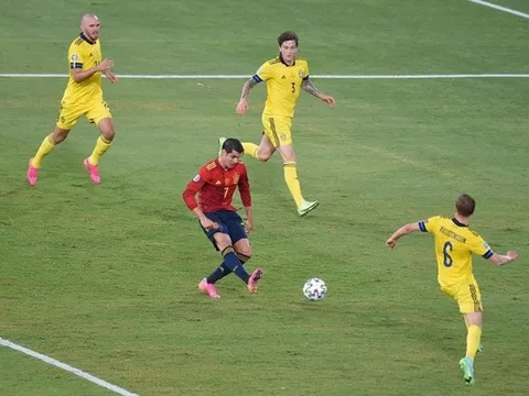 Morata hóa 'thần gỗ', Tây Ban Nha bất lực ngày ra quân