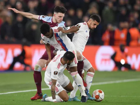 Một mình cân 3 cầu thủ Lyon, Rice có đáng 150 triệu bảng?