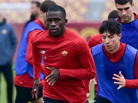 Mourinho đuổi học trò xuống đội trẻ vì đi hộp đêm