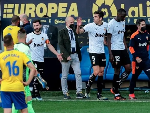 SỐC: Sao La Liga gọi đối thủ là 'con khỉ', tập thể Valencia bỏ trận