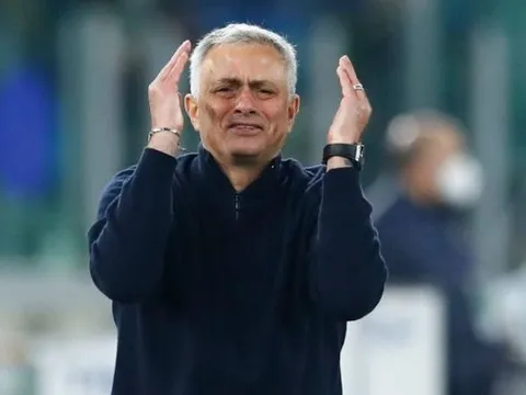 Mourinho gặp rắc rối khi chế nhạo trọng tài