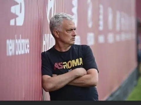 Mourinho bày tỏ Pochettino là HLV hạnh phúc nhất thế giới