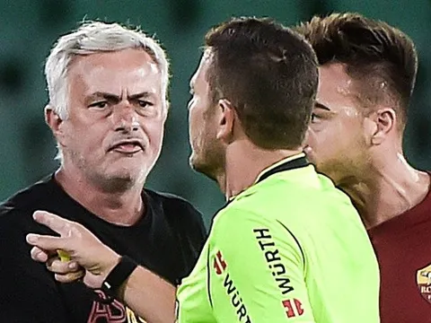 Mourinho bị đuổi khỏi sân khi AS Roma thua 2-5
