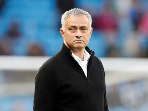 Mourinho: "Tôi giận dữ đến phòng thay đồ, cậu ấy nói: 'Vui lòng chờ ở ngoài 2 phút'"