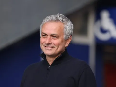 Mourinho kể chuyện ngồi ghế nóng Roma, ám chỉ bị lừa ở Spurs - Man Utd