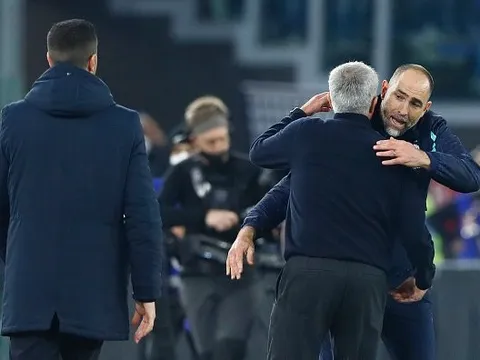Mourinho nhận thẻ đỏ vì chế nhạo trọng tài