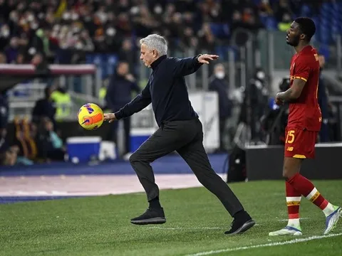 Mourinho phá vỡ im lặng về chiếc thẻ đỏ chế nhạo trọng tài