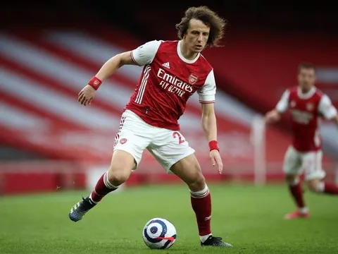 Mourinho phản ứng với trọng tài, David Luiz nhẹ nhàng đáp trả