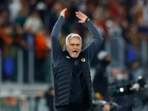 Mourinho phục thù thành công, đưa Roma tiến vào bán kết