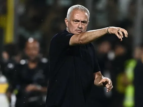 Mourinho: "Trông như thủ môn xuất sắc nhất thế giới"