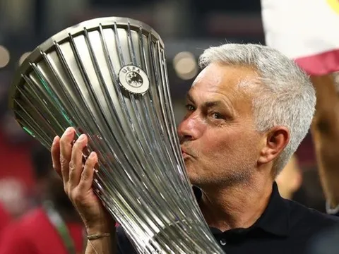 Mourinho xăm hình 3 cúp vô địch châu Âu