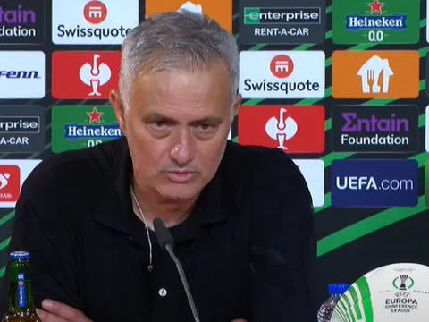 Noel Whelan: Mourinho sẽ giải cứu 'bom xịt' của Solskjaer