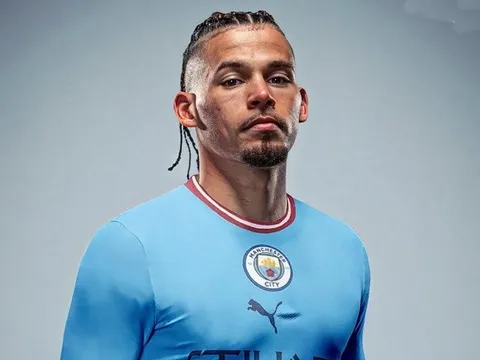 M.U bị chỉ trích vì để mất tiền vệ 45 triệu vào tay Man City