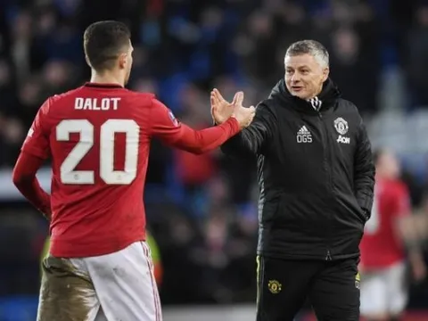 Dalot mất số áo yêu thích vì trung vệ của Man Utd