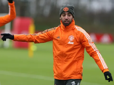 M.U khoe mẫu áo mới đầy sặc sỡ, Bruno Fernandes nhận món quà đặc biệt