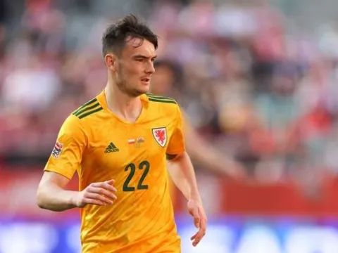 M.U kích hoạt điều khoản gia hạn với tiền vệ tiềm năng