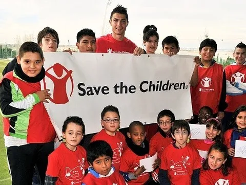 M.U làm lơ, Ronaldo vẫn bị trừng phạt sau hành động xấu xí với CĐV nhí