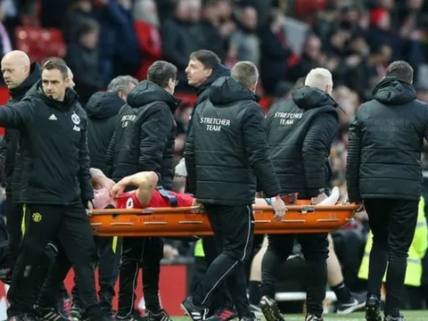 M.U trả giá đắt! "Mad dog" rời sân trên cáng, Solskjaer báo tin cực sốc