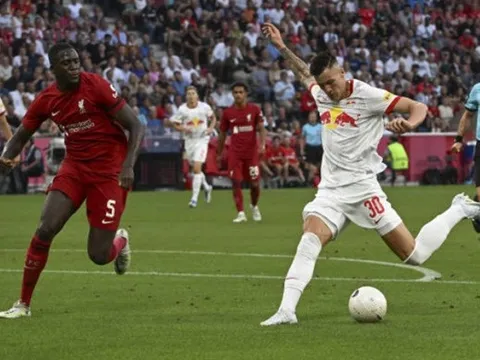 Mục tiêu Man Utd 'bón hành' Liverpool