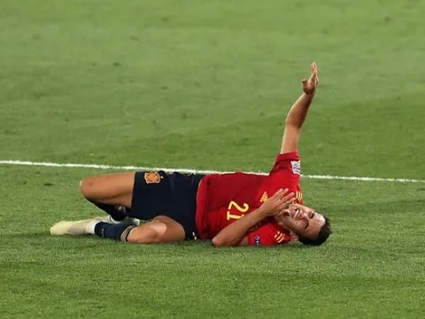 Mục tiêu tin đồn nằm sân hét thất thanh, fan Man Utd lo sốt vó