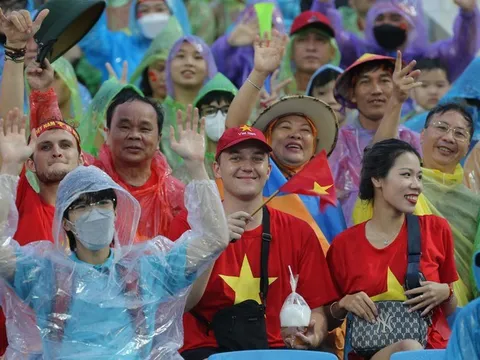 Mỹ Đình “rực lửa” trong mưa trước trận chung kết