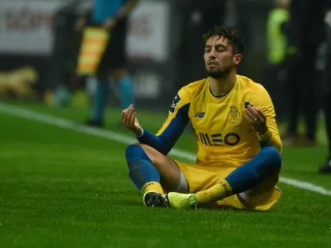 Nắm đằng chuôi, Man Utd tự tin mua Alex Telles với giá rẻ