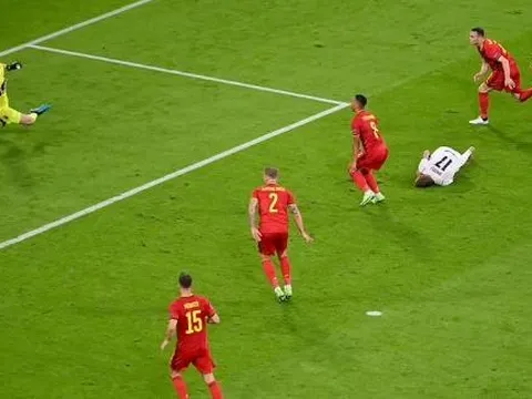 Nằm lăn lộn đau đớn, Ciro Immobile bỗng bật dậy khi Ý ghi bàn