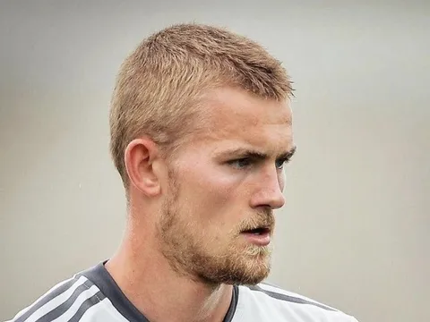 Nam thần De Ligt xuất hiện với diện mạo mới trên sân tập Juve