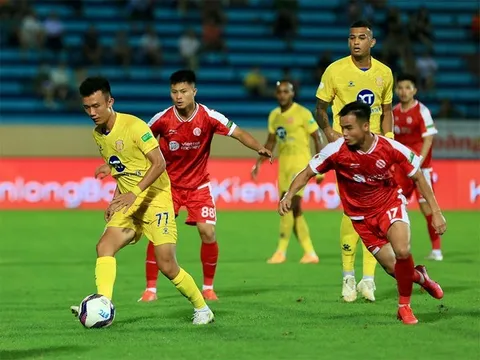 Nhóm cầm đèn đỏ V-League 2022: Căng mình tìm nguồn sống