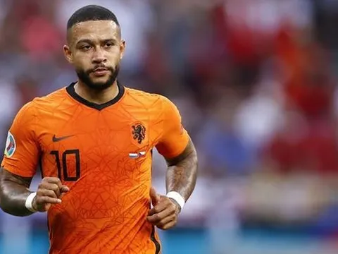'Nếu người đứng đợi là Messi, Depay sẽ đá phạt góc tử tế hơn'