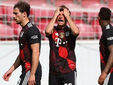 Neuer liên tục "tấu hài", Bayern bỏ lỡ cơ hội vô địch Bundesliga